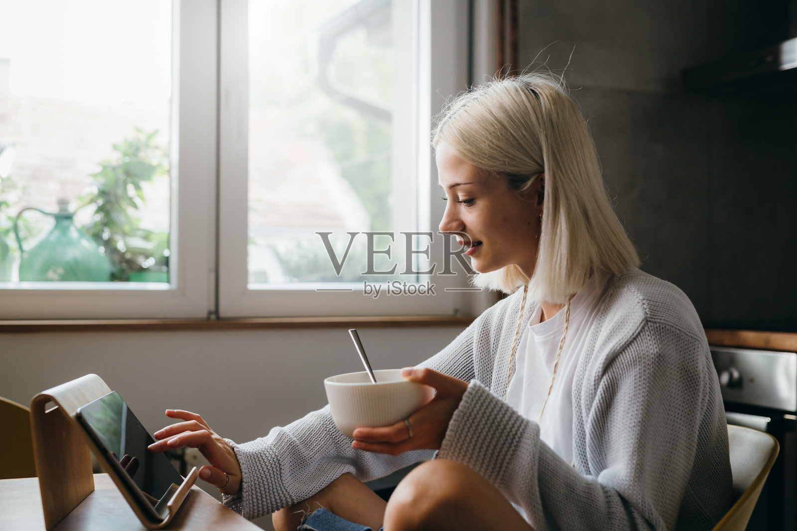 在家的女人照片摄影图片