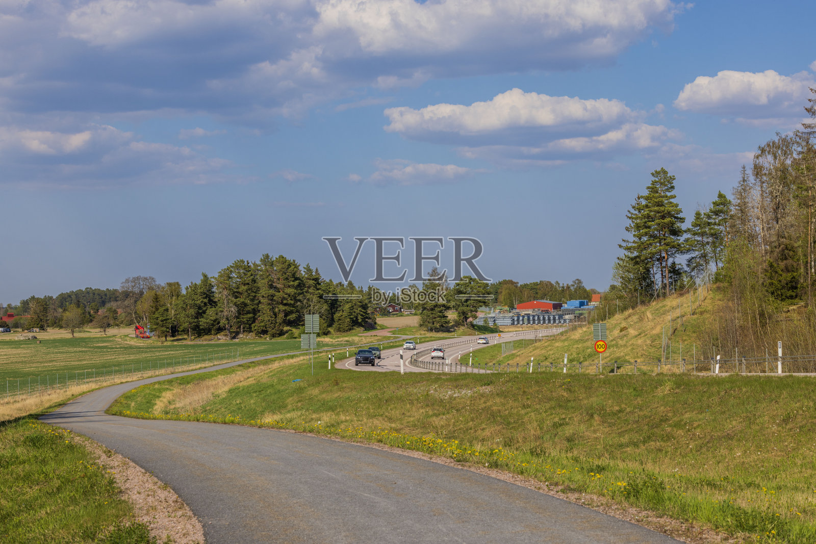 美丽的高速公路的汽车和柏油路的行人和骑自行车的背景下的田野。瑞典。欧洲。照片摄影图片