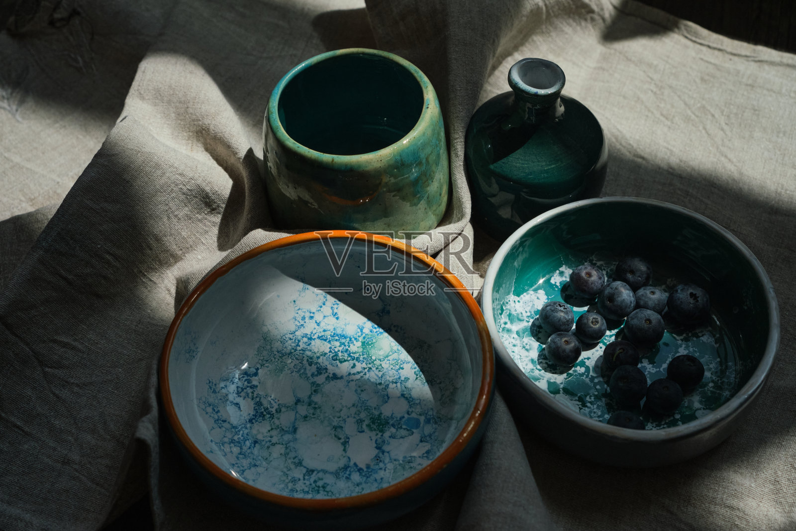 Set of kitchen ceramic tableware on a table. Eco style home still life.照片摄影图片