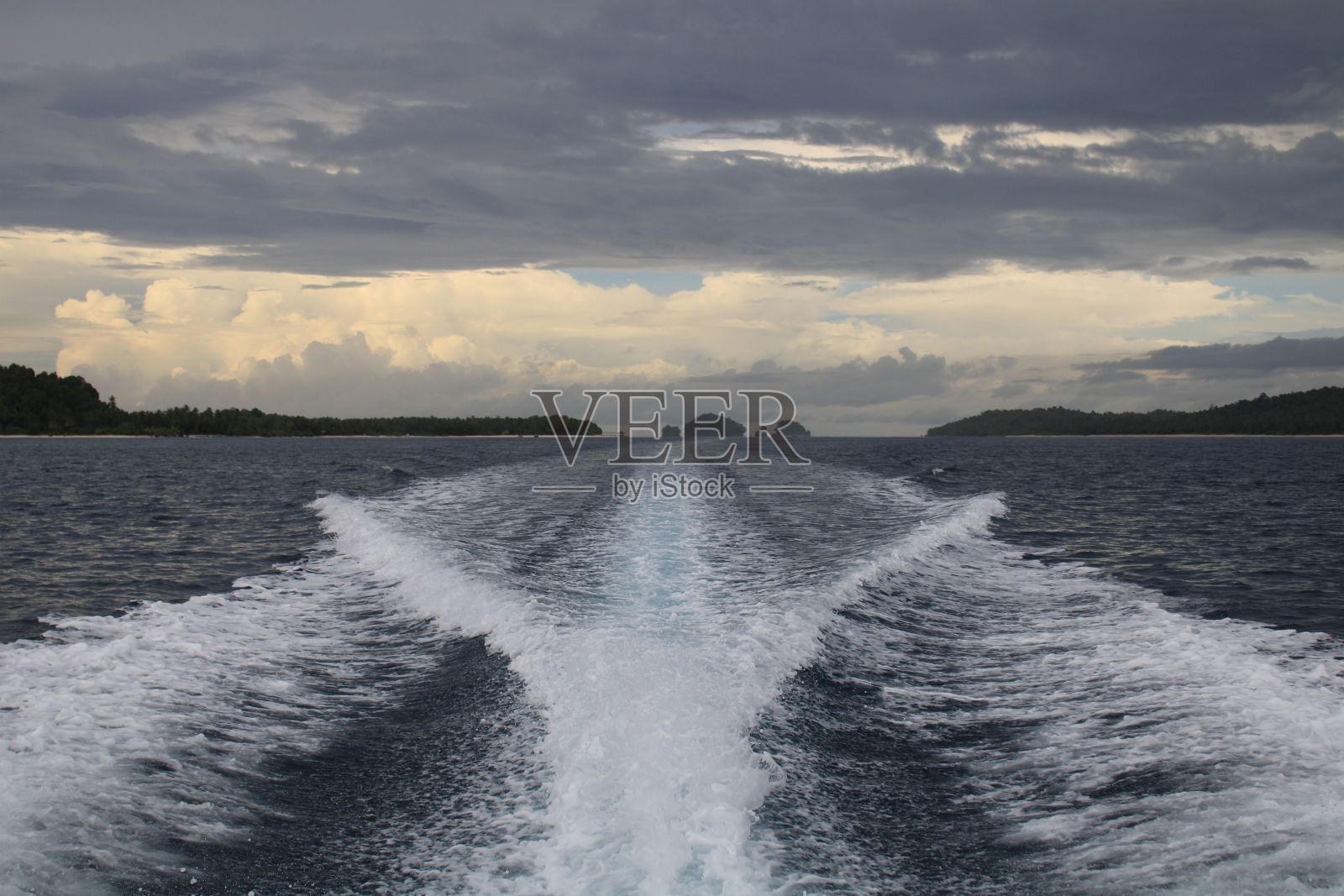 当尾流从水中升起时的景象照片摄影图片