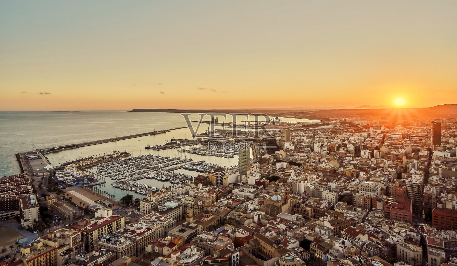 日落时分的阿利坎特港口。全景阿利坎特城市自圣巴巴拉城堡，西班牙照片摄影图片