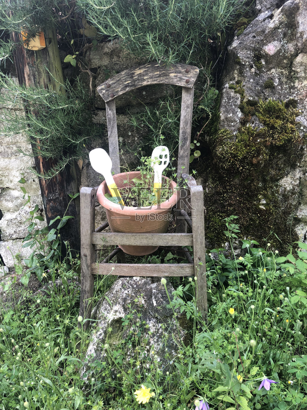 莱夫卡斯岛上的一把带工具的椅子照片摄影图片