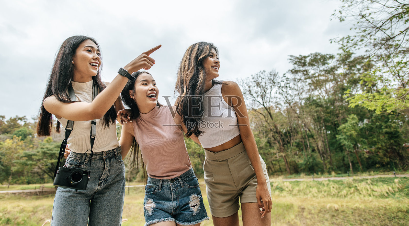 一群快乐的女性朋友用数码相机拍照照片摄影图片