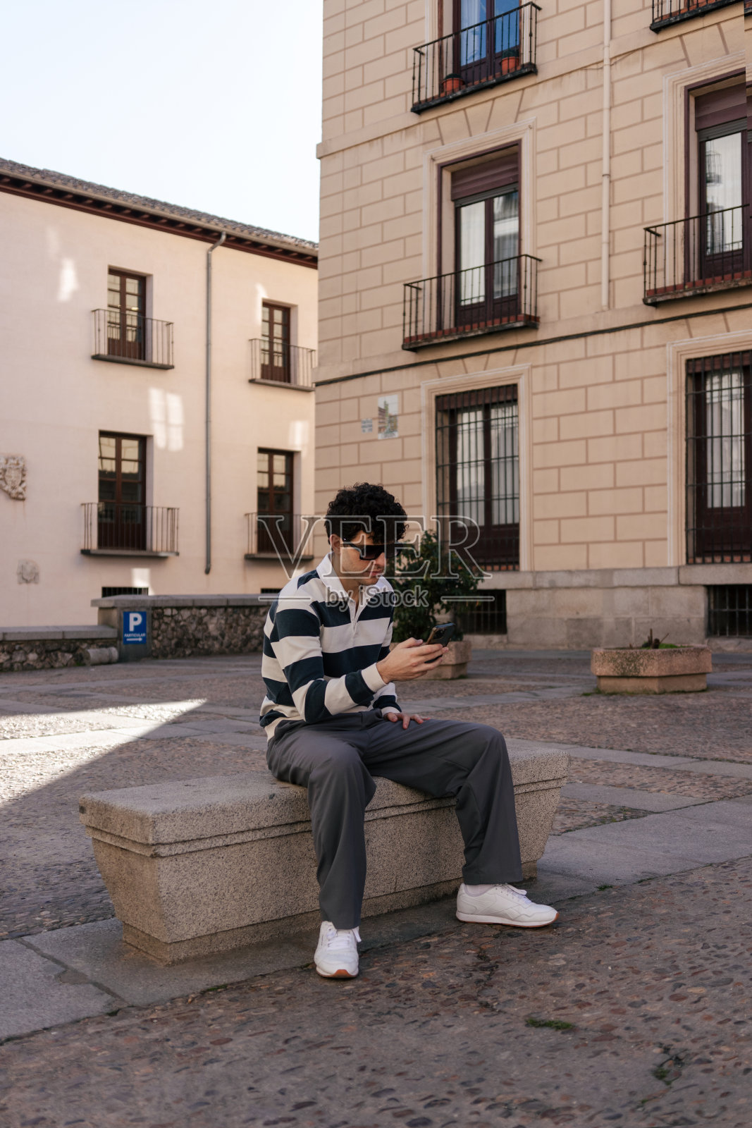 年轻人在城市里用电话照片摄影图片