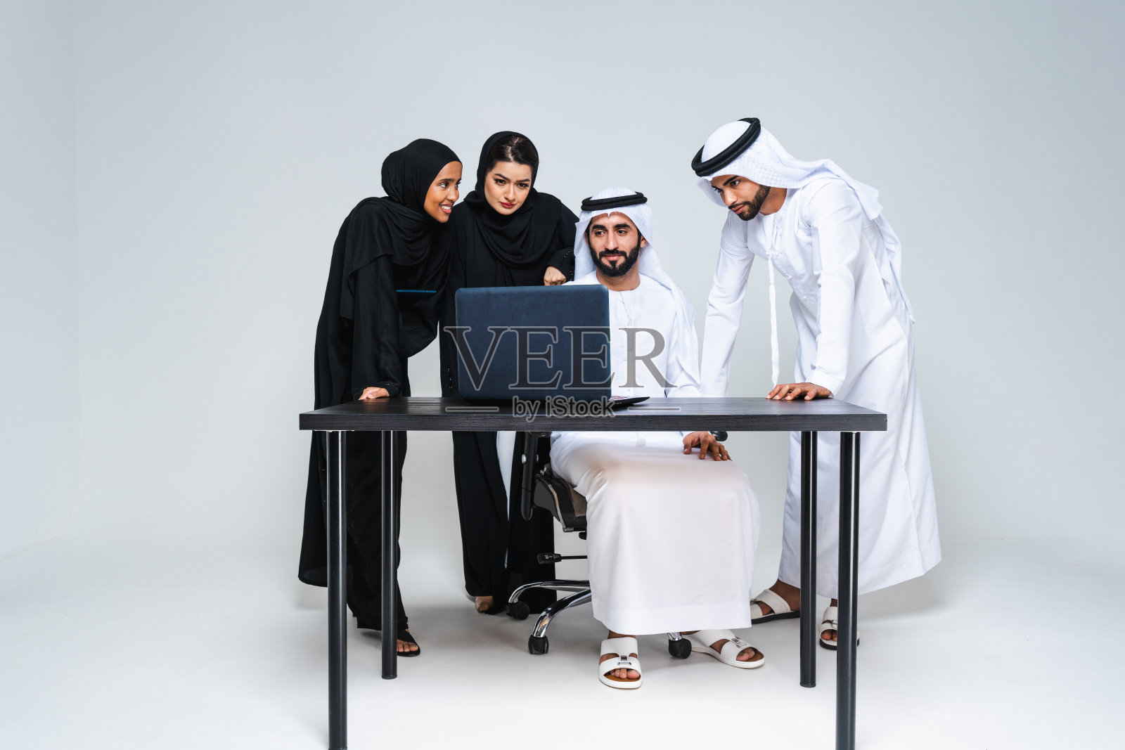 一群阿拉伯商人在办公室里一起工作照片摄影图片