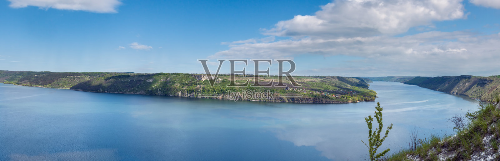 乌克兰切尔诺夫茨地区的德涅斯特河峡谷令人惊叹的春天景色。照片摄影图片