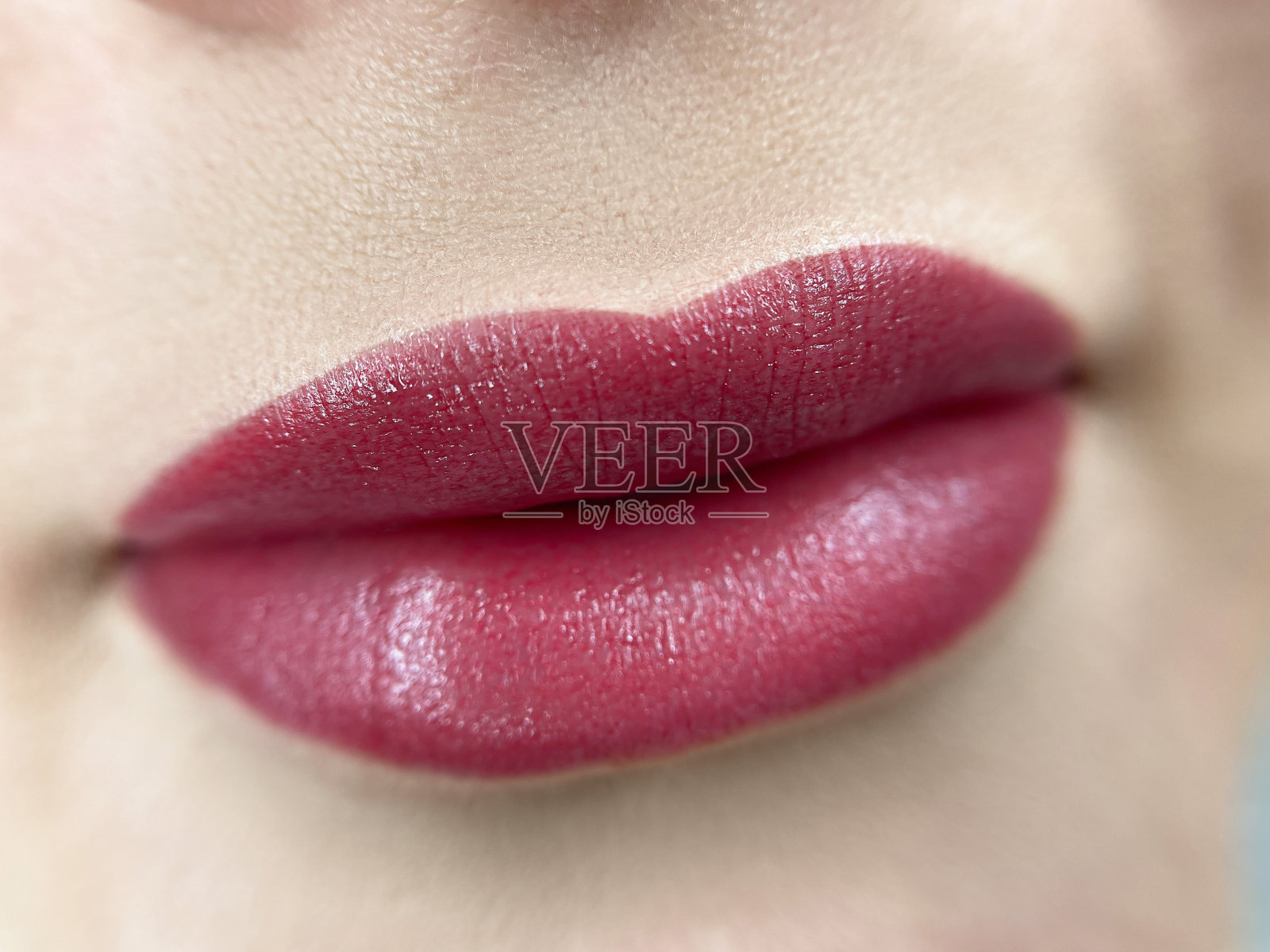 永久性感女人的嘴唇纹身接近，口红的效果化妆照片摄影图片