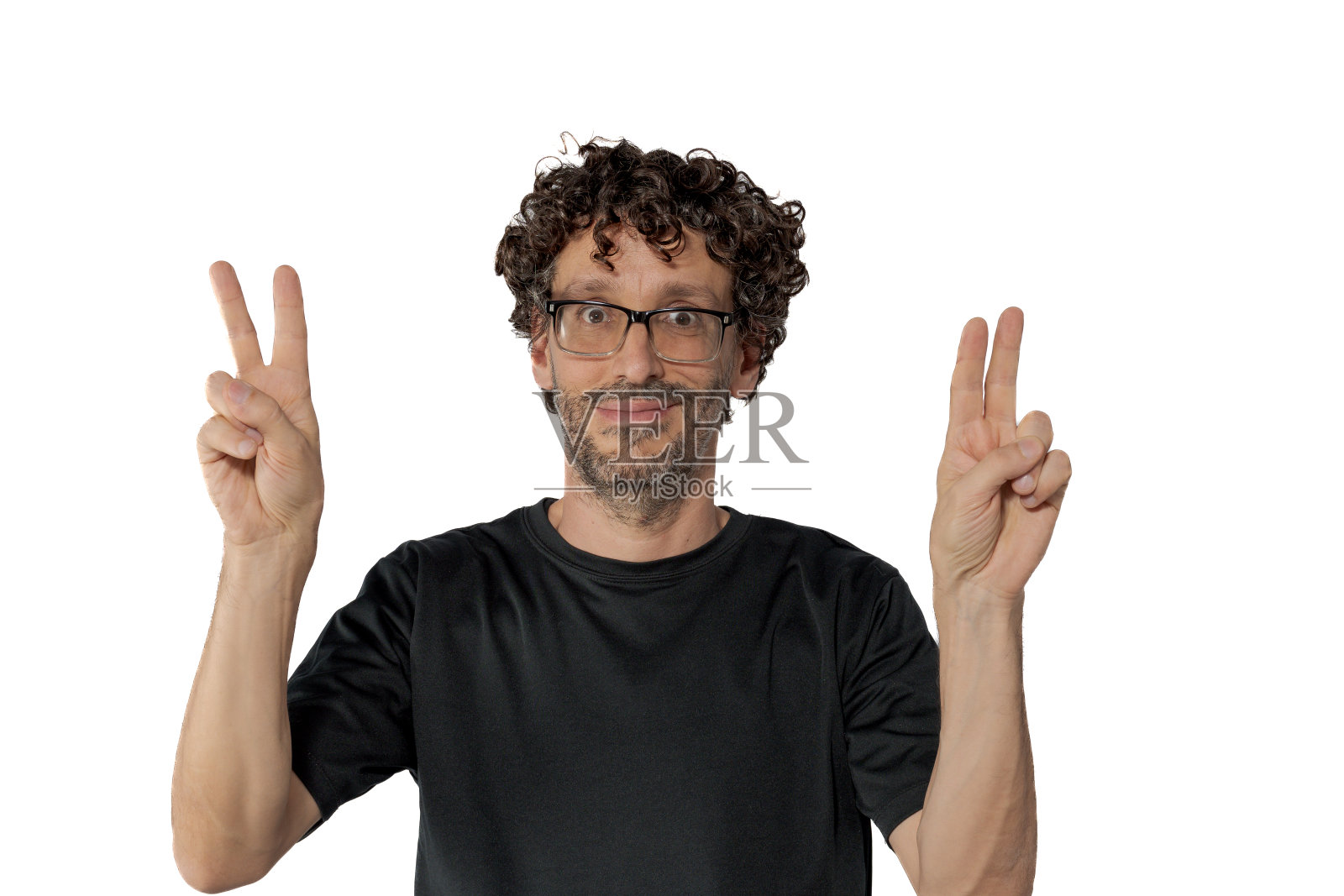 中年男子，双手的手指呈V字形，白色背景。照片摄影图片