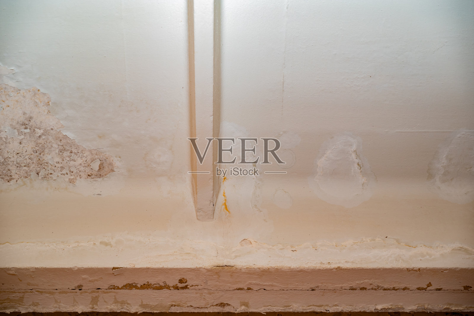 雨水泛滥，造成损坏，油漆剥落，发霉。照片摄影图片