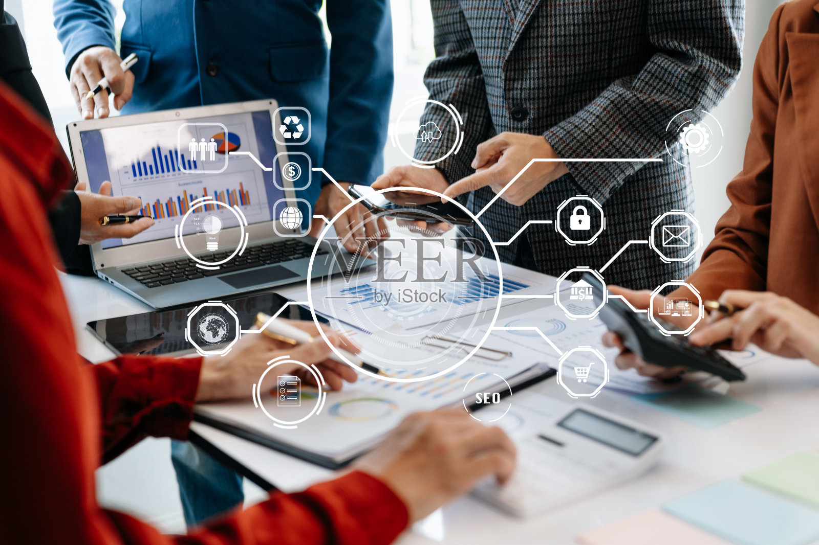 工作团队会议概念，业务使用笔记本电脑，智能手机和数字平板电脑与数字营销媒体在虚拟图标网络图办公室照片摄影图片