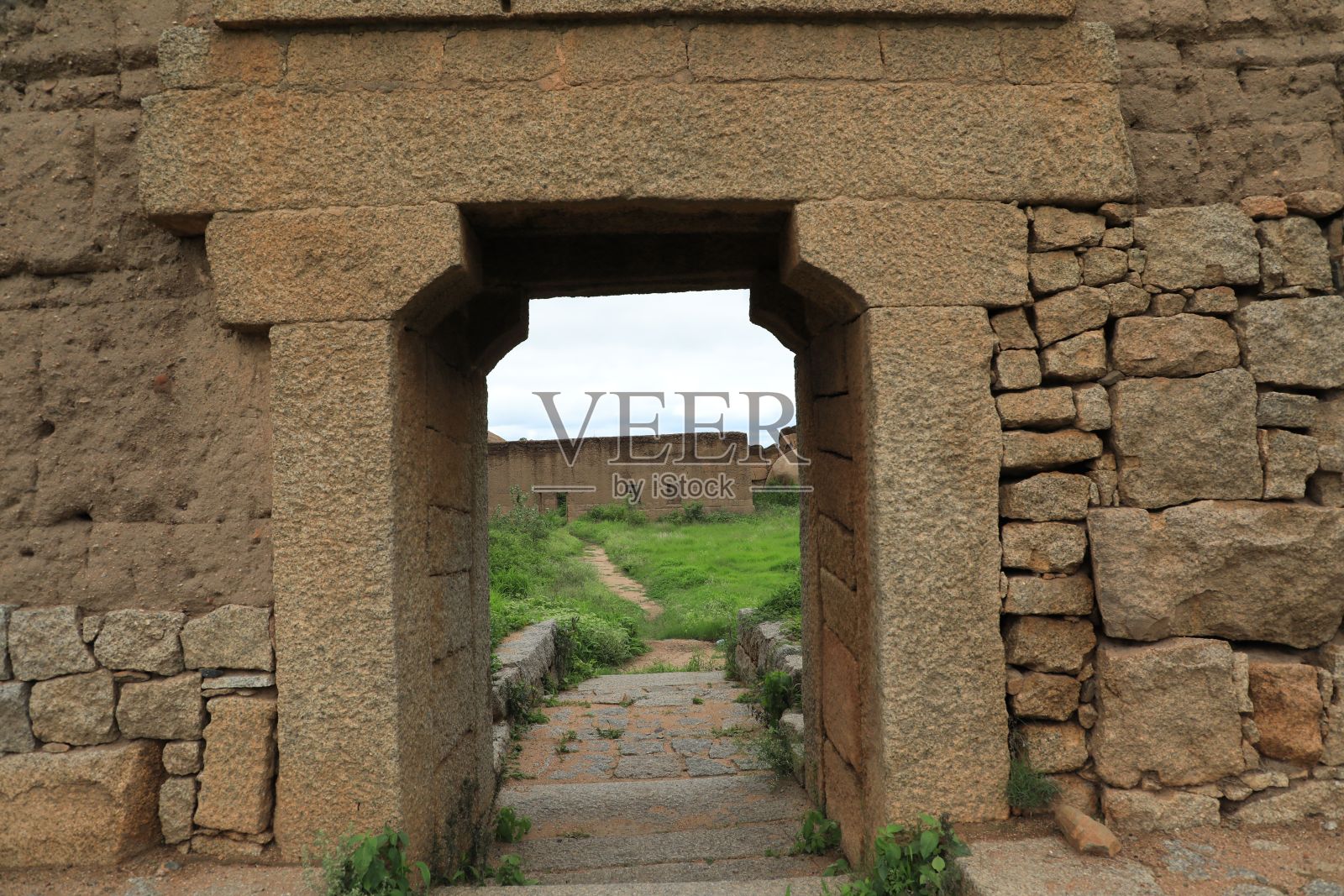 位于堡垒内山顶上的Hidembeswara著名寺庙。堡垒中的旧设备照片摄影图片