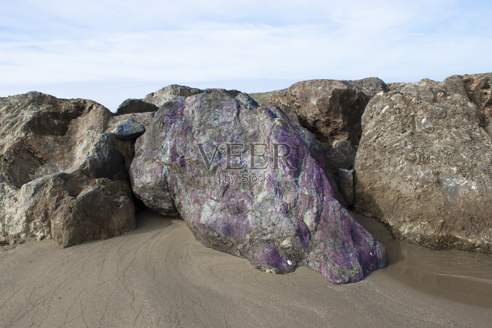 神奇的天然石头在大海和蓝天的背景下，奇妙的景色照片摄影图片