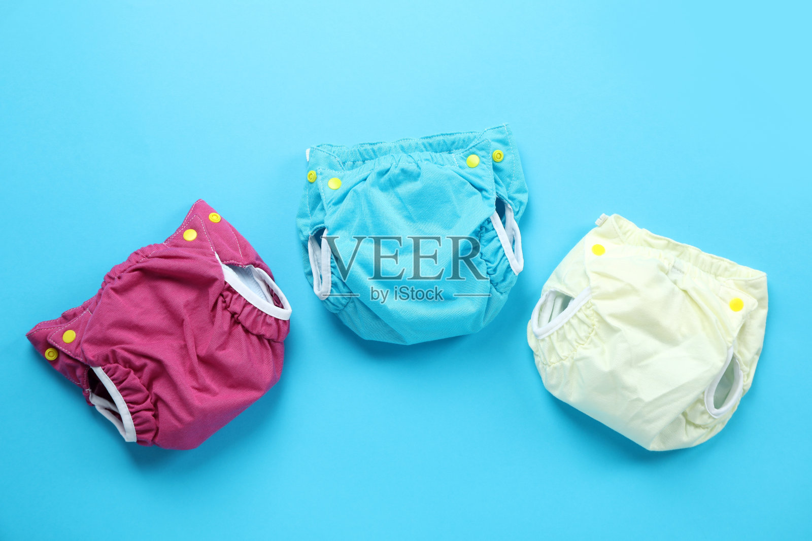 蓝色背景的可重复使用尿布，特写照片摄影图片