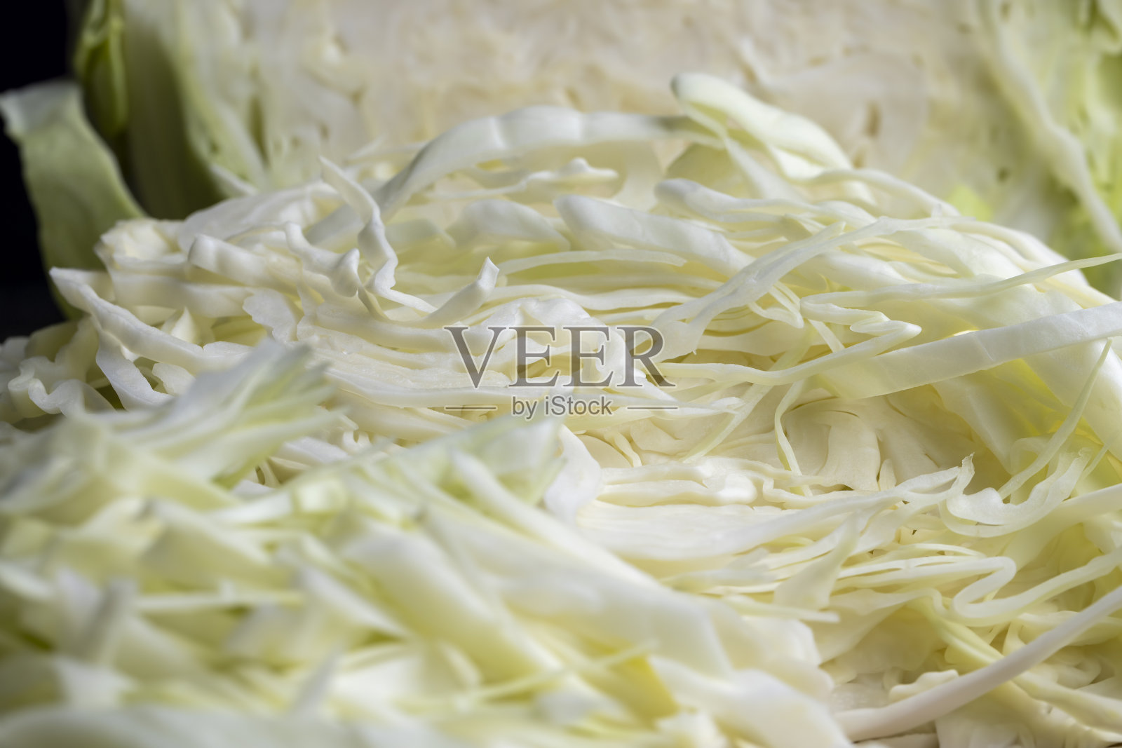 新鲜成熟的卷心菜切片沙拉，特写照片摄影图片