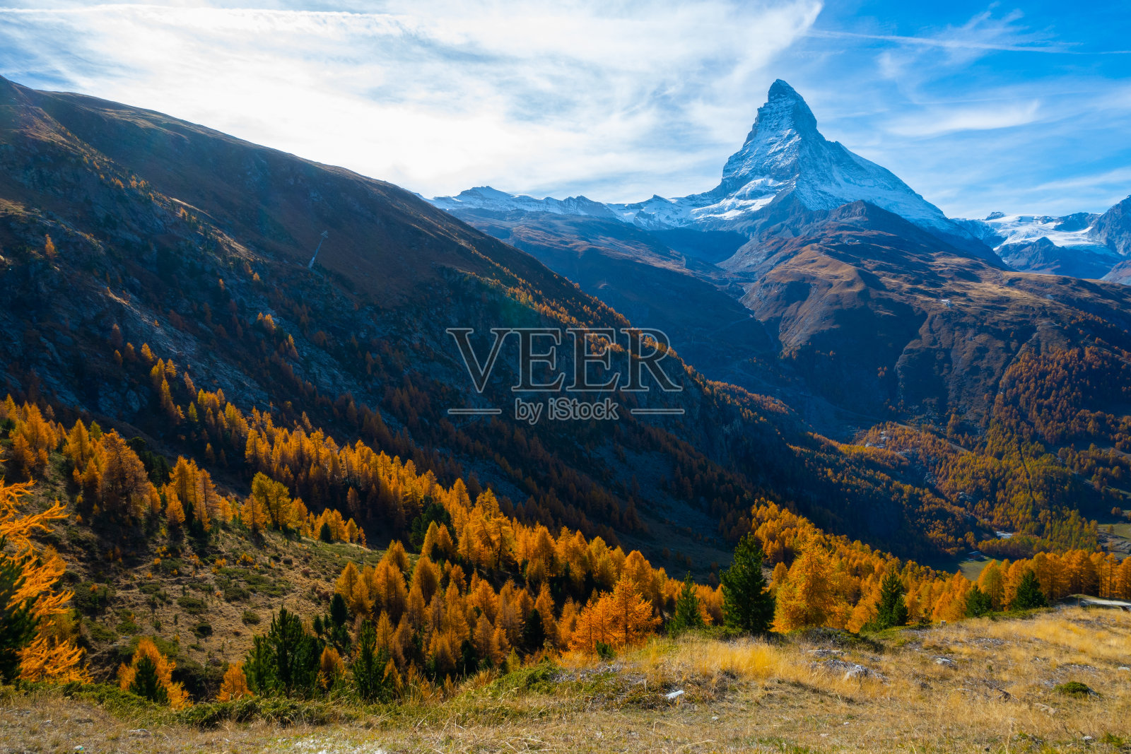 瑞士采尔马特的马特洪峰秋日美景。照片摄影图片