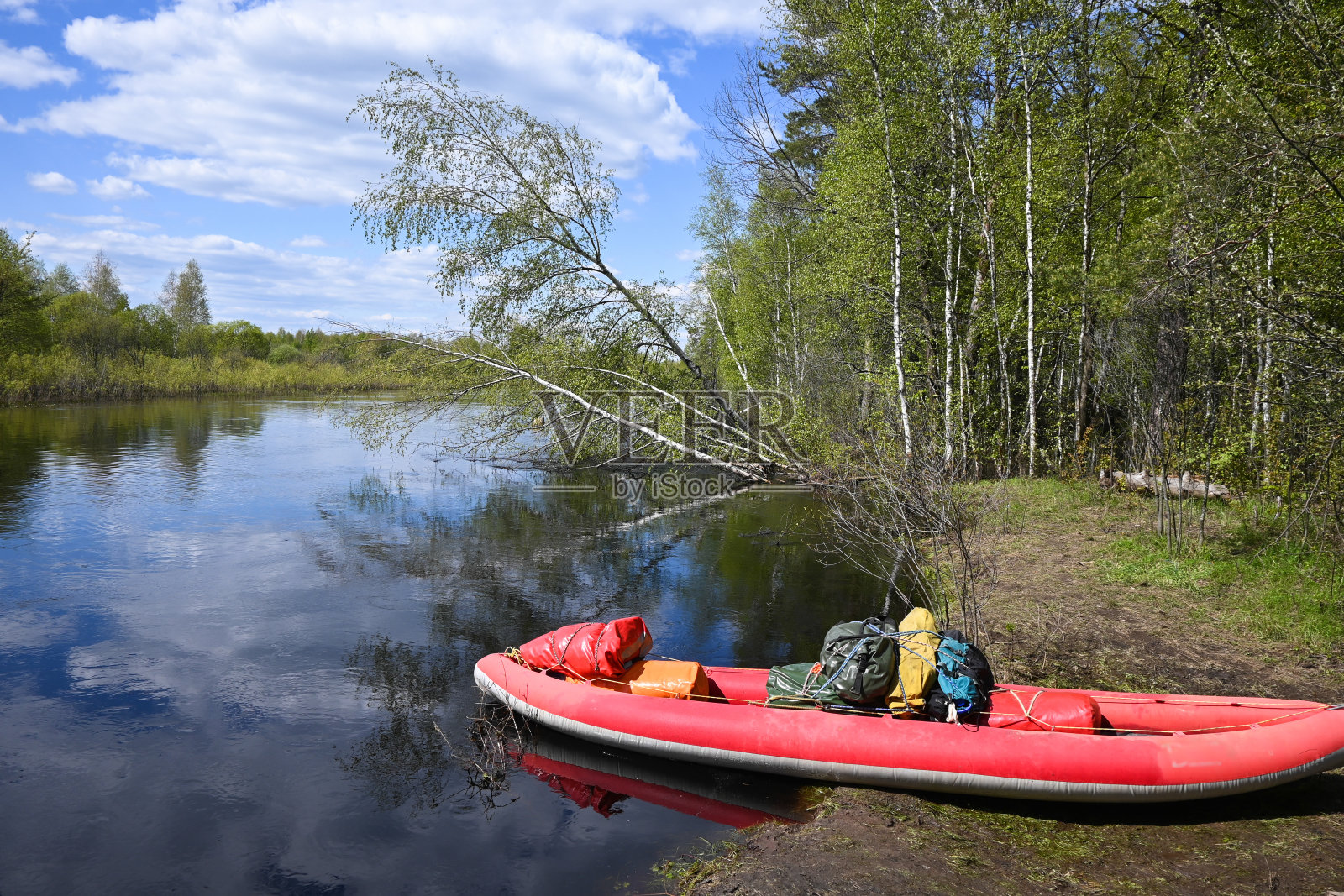 乘船沿河旅行。照片摄影图片