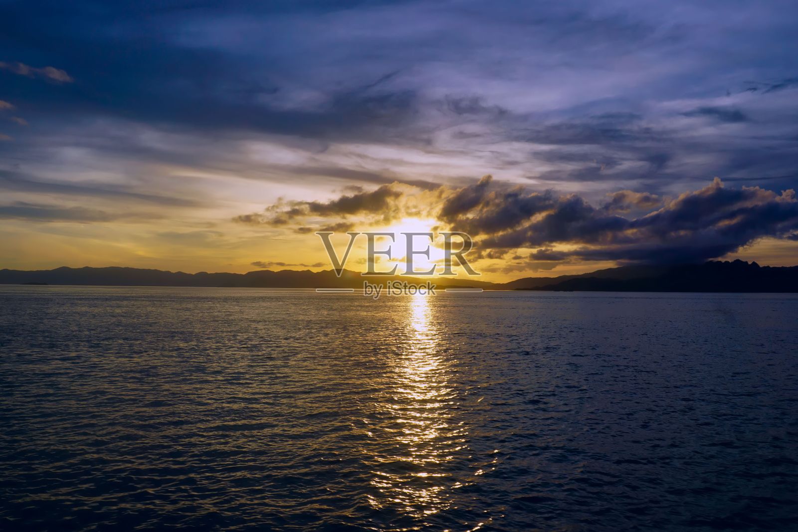 印度尼西亚科莫多国家公园的海上日落照片摄影图片