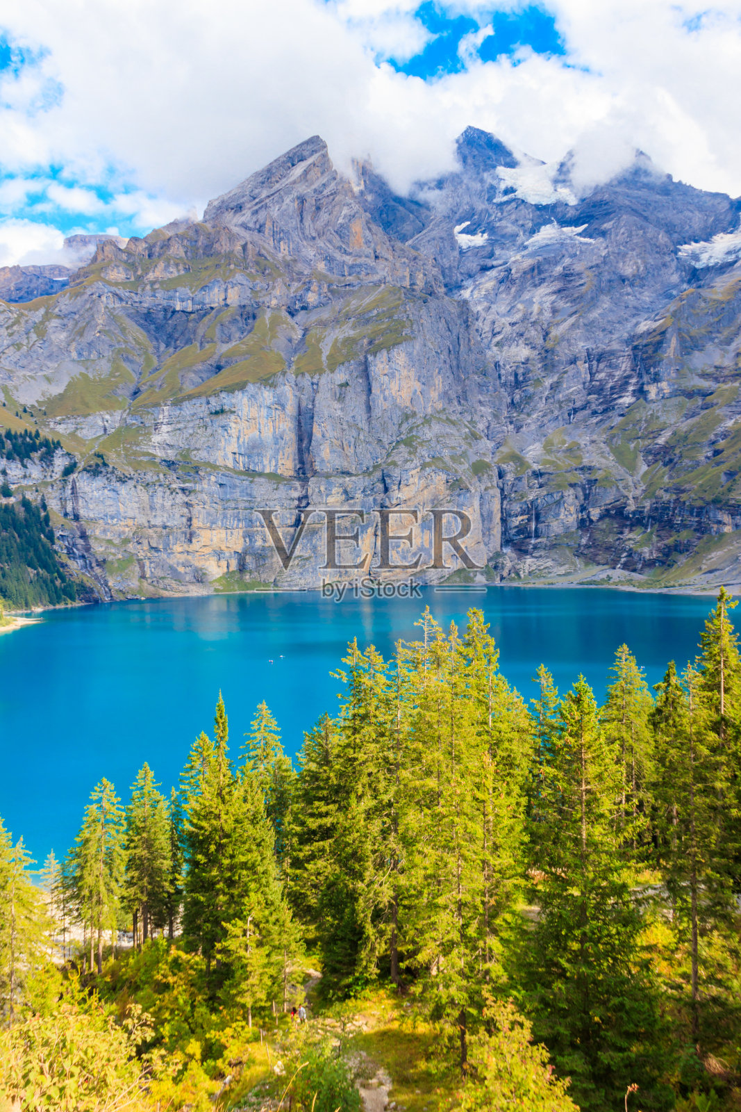 瑞士伯尔尼高地坎德施泰格附近的奥斯奇宁湖和瑞士阿尔卑斯山照片摄影图片