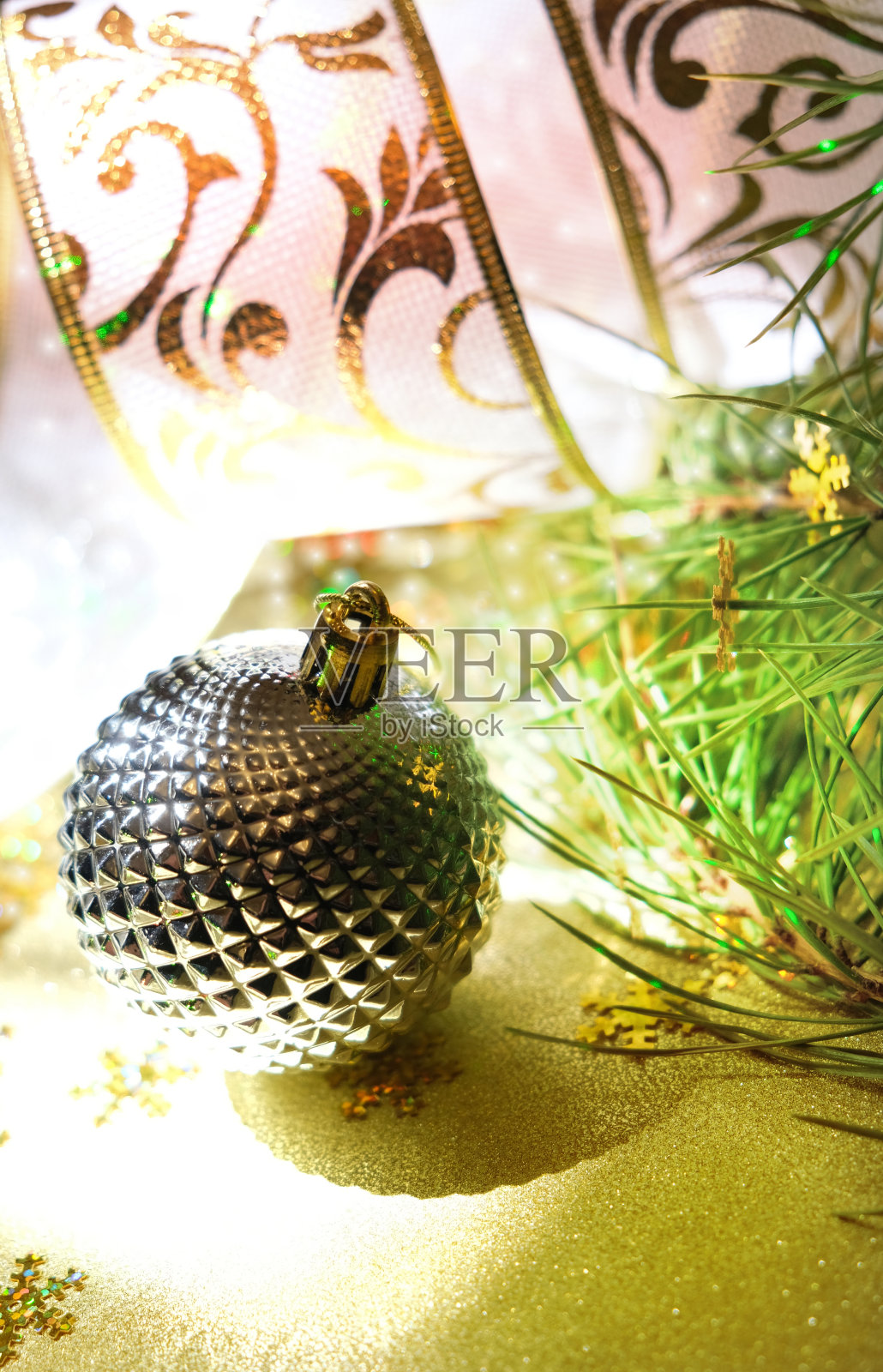 装饰圣诞球玩具，用于装饰圣诞树的树枝。圣诞节和新年庆祝概念。照片摄影图片