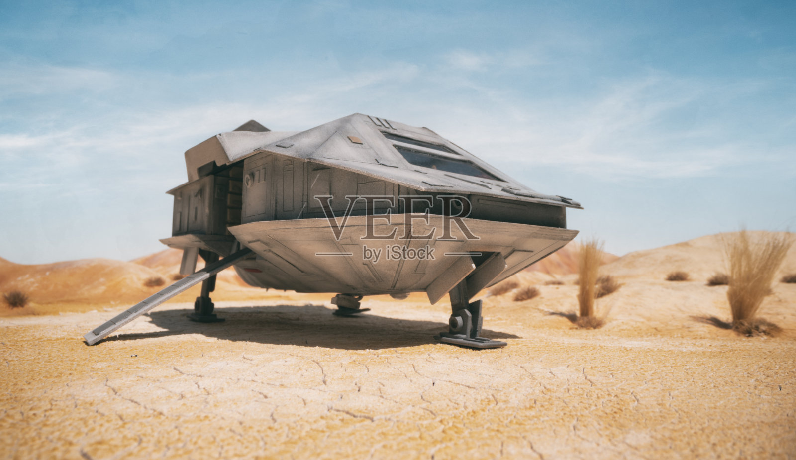 尘土飞扬的星球上的小型货运飞船照片摄影图片