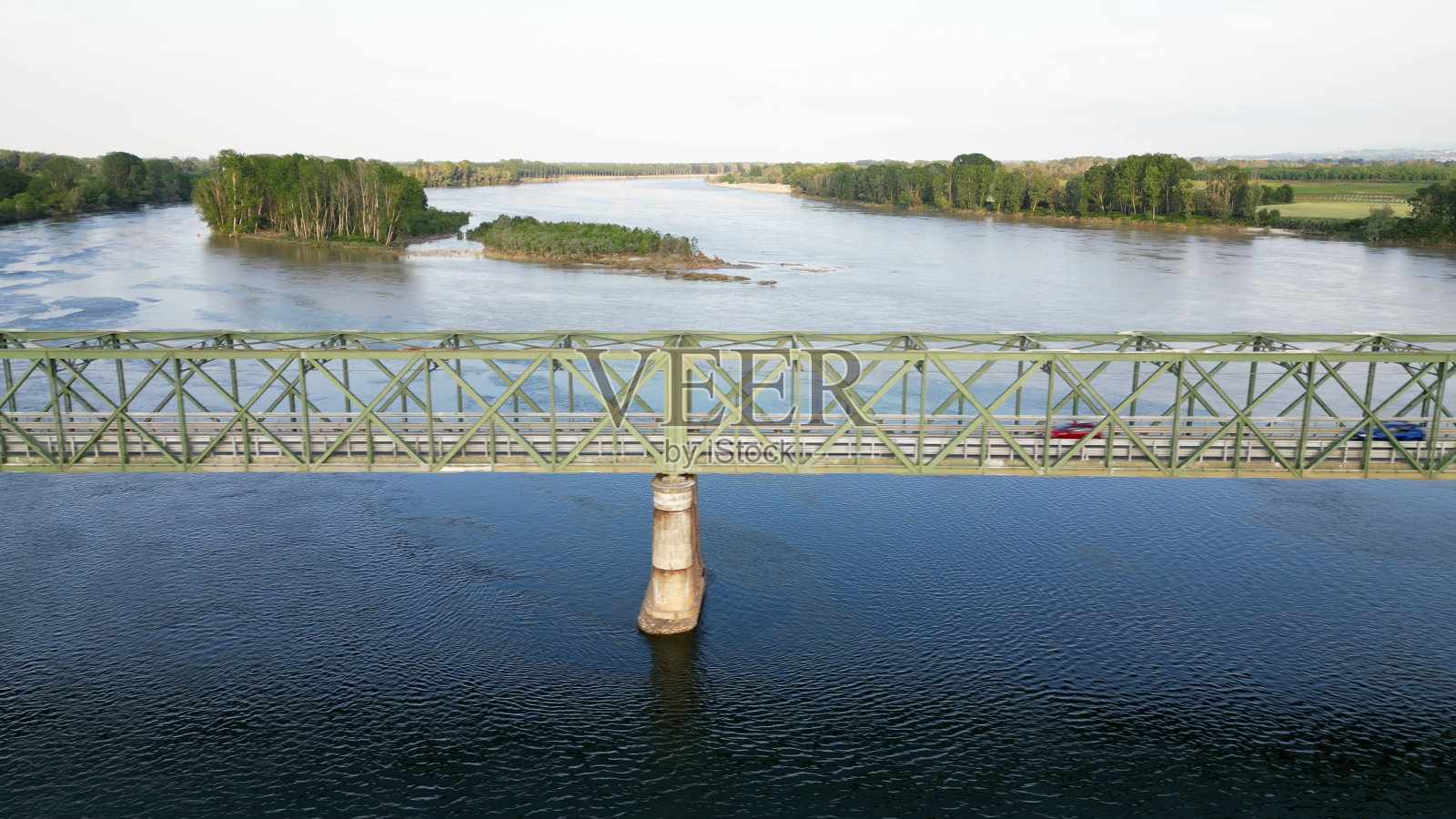 帕维亚伦巴第——无人机拍摄的波河和提契诺河在贝卡桥的最大流量——在意大利极端干旱和气候变化之后，洪水泛滥，河水水位上升照片摄影图片