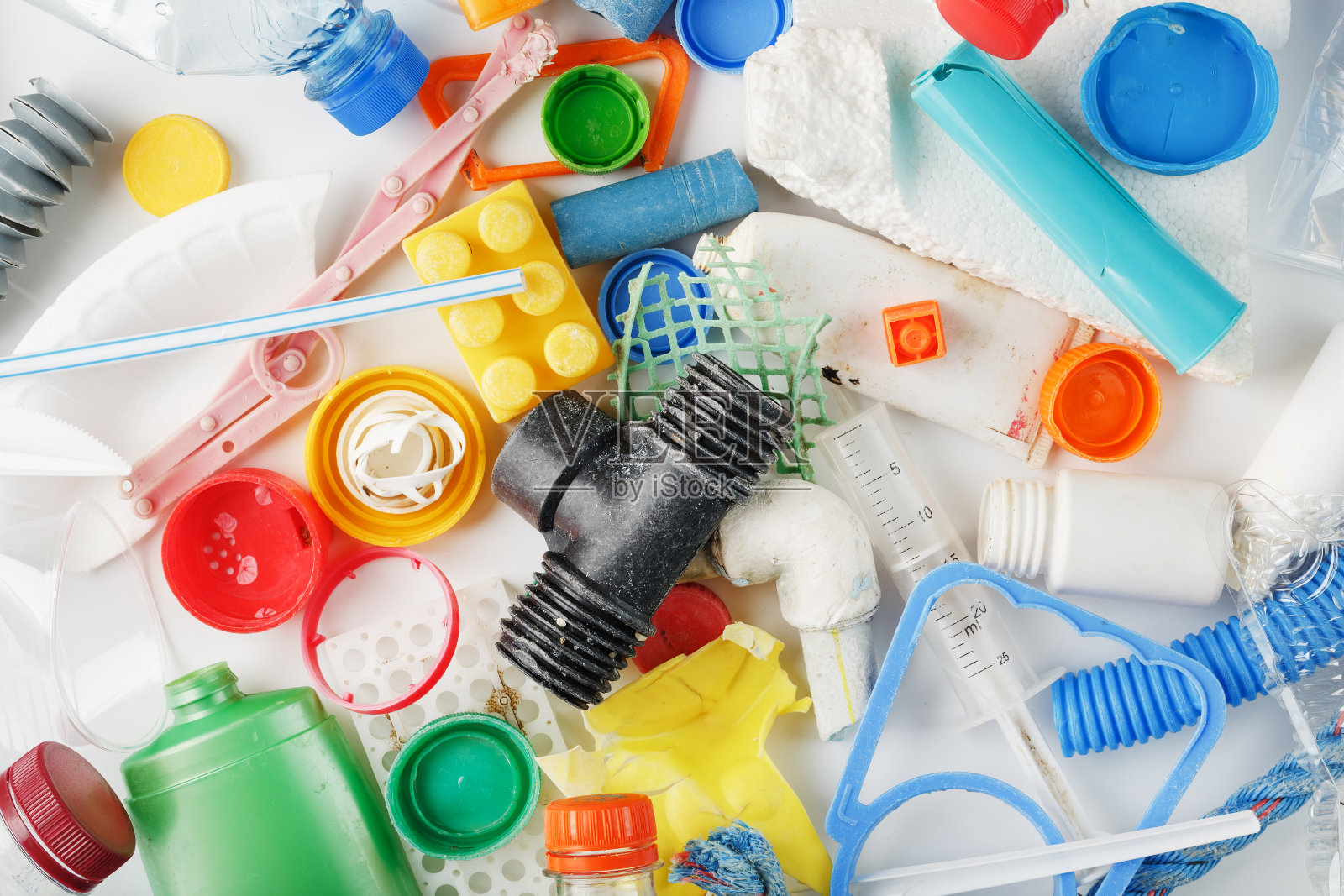 五颜六色的塑料垃圾以海洋、河流和湖泊的废弃物为背景照片摄影图片