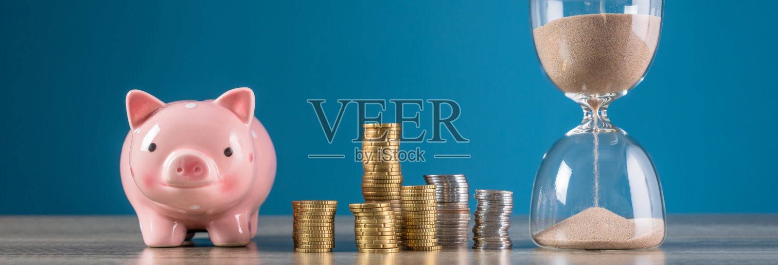 存钱罐，硬币和沙漏照片摄影图片