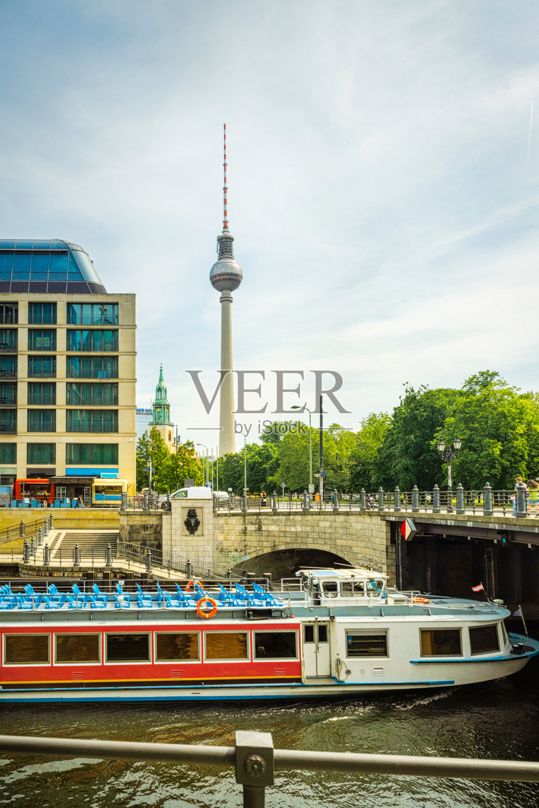 在一个阳光明媚的日子里，客船在历史悠久的柏林桥下照片摄影图片