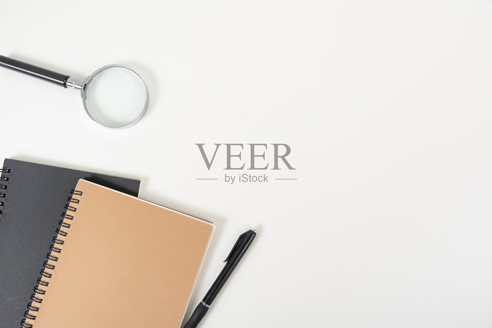 白色的办公桌桌，带复制空间的顶视图。平的。照片摄影图片