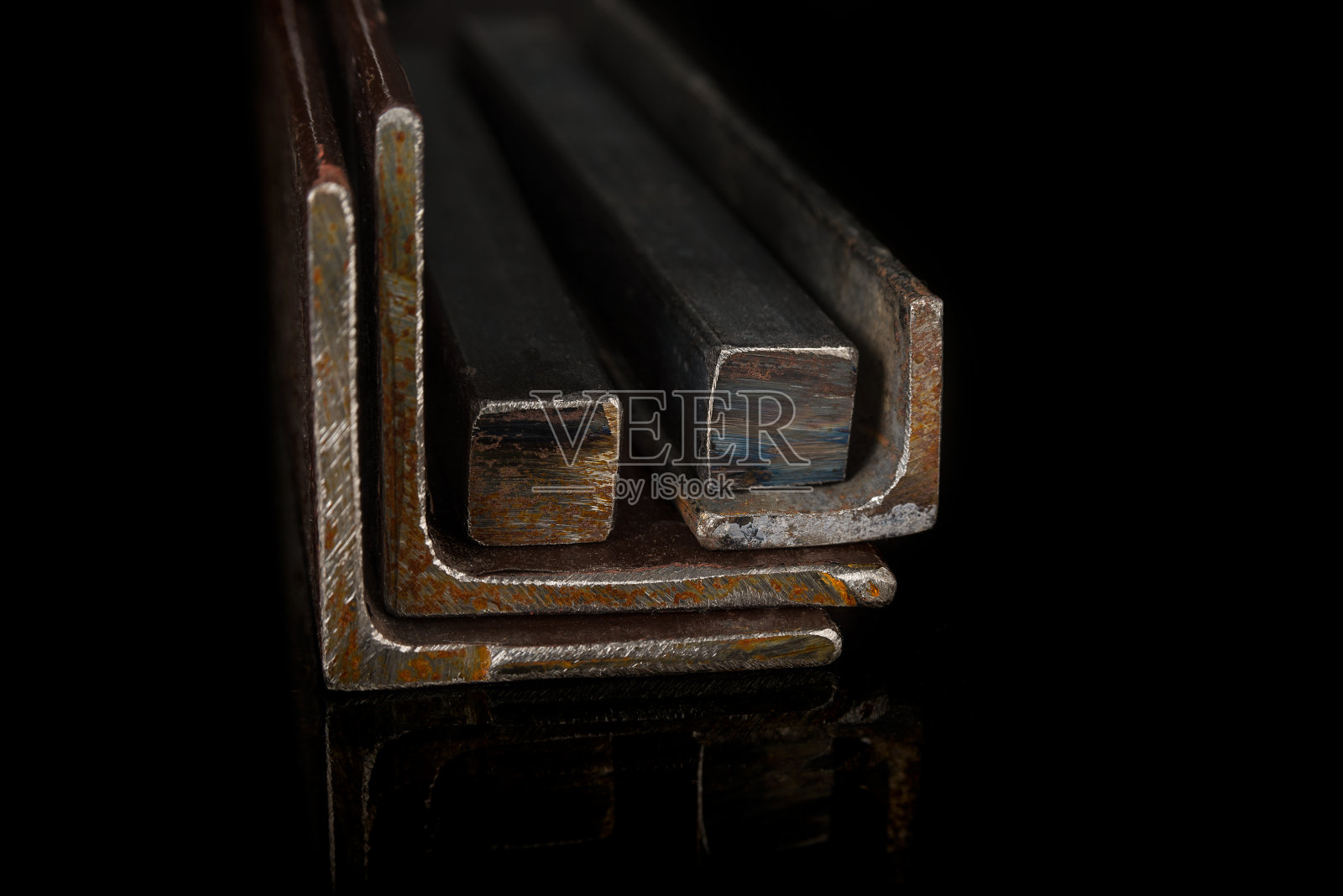 黑色背景上的建筑金属轮廓照片摄影图片