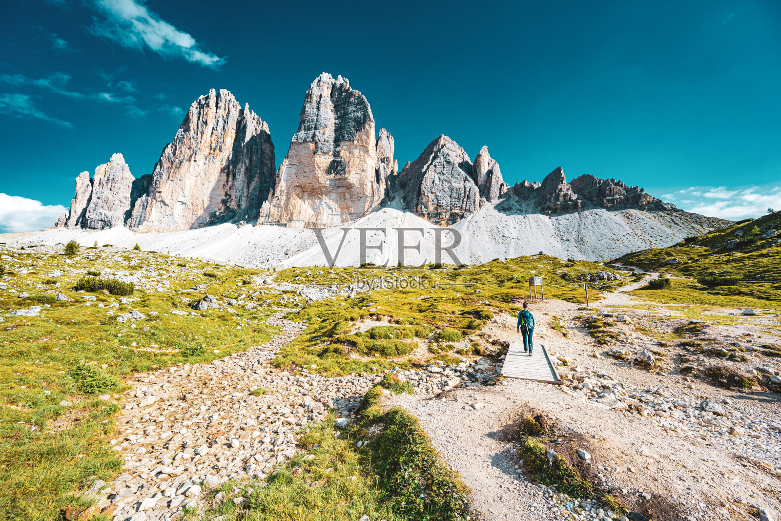 下午，一名年轻女子走在徒步小径上，可以欣赏到三湖的美景。三琴，白云石，南蒂罗尔，意大利，欧洲。照片摄影图片