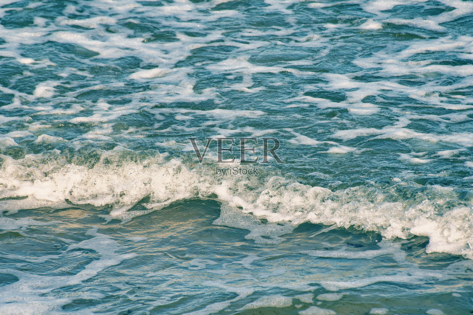 飞溅的海浪。背景是夏天的大海和清澈的水。照片摄影图片