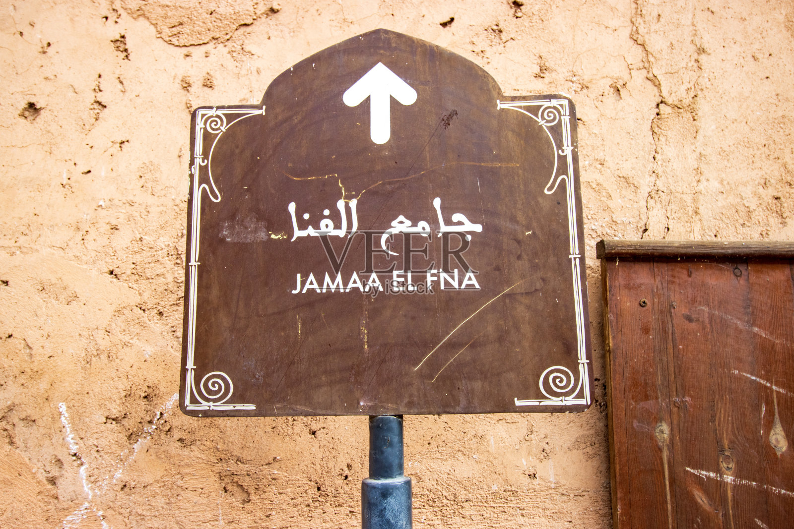 摩洛哥马拉喀什麦地那区Djemma el Fna广场的人行道标志照片摄影图片