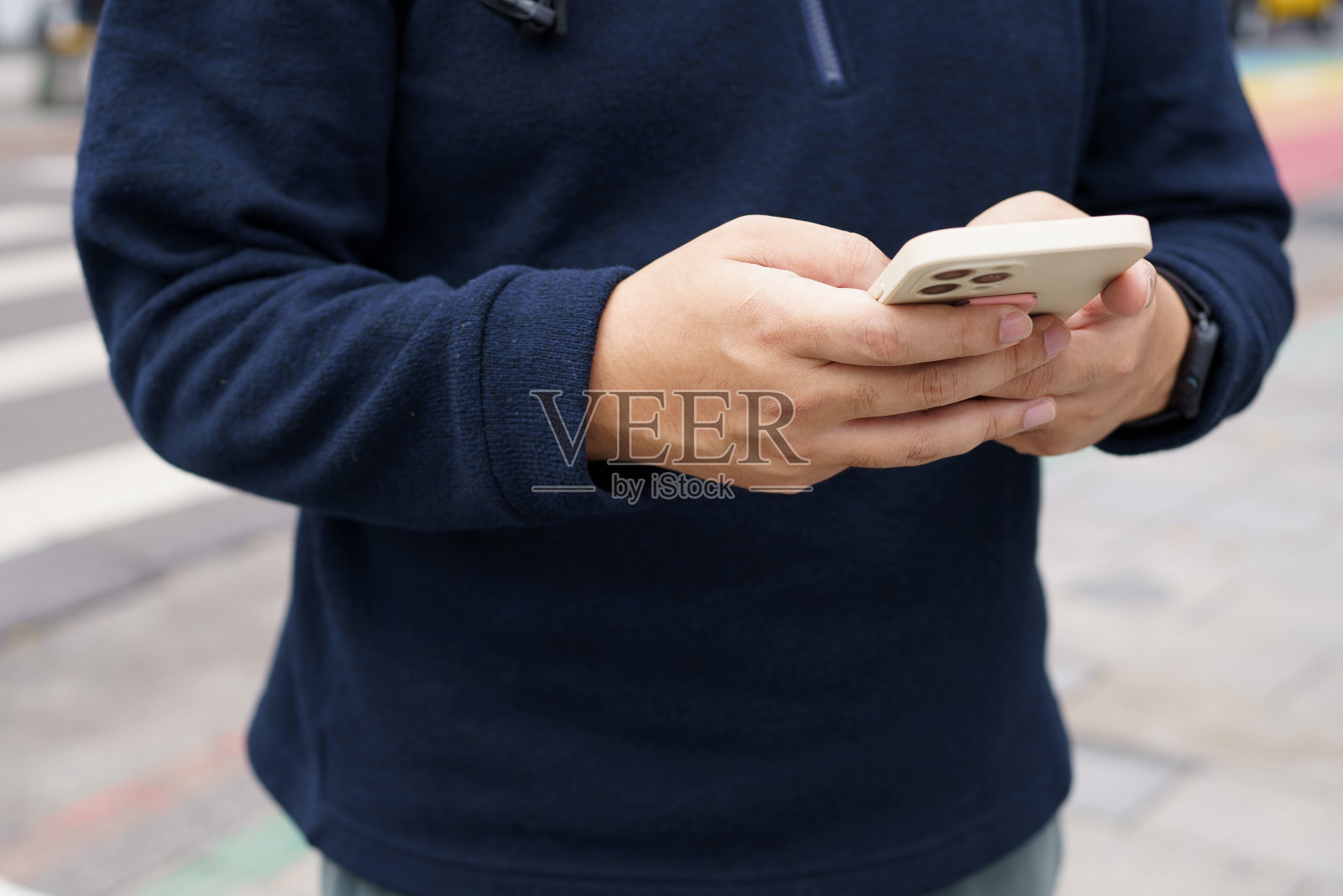 市中心街道上的男子用智能手机应用程序在线预订出租车照片摄影图片