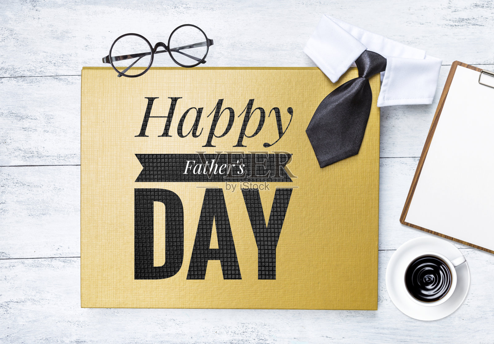 父亲节快乐的横幅上的金色文件夹盖与黑色领带和白色衬衫衣领装饰与眼镜和热咖啡照片摄影图片