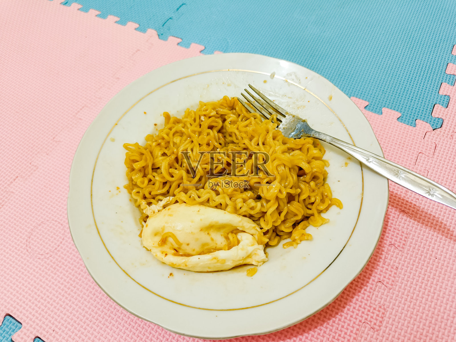 一盘炒面和煎蛋。照片摄影图片