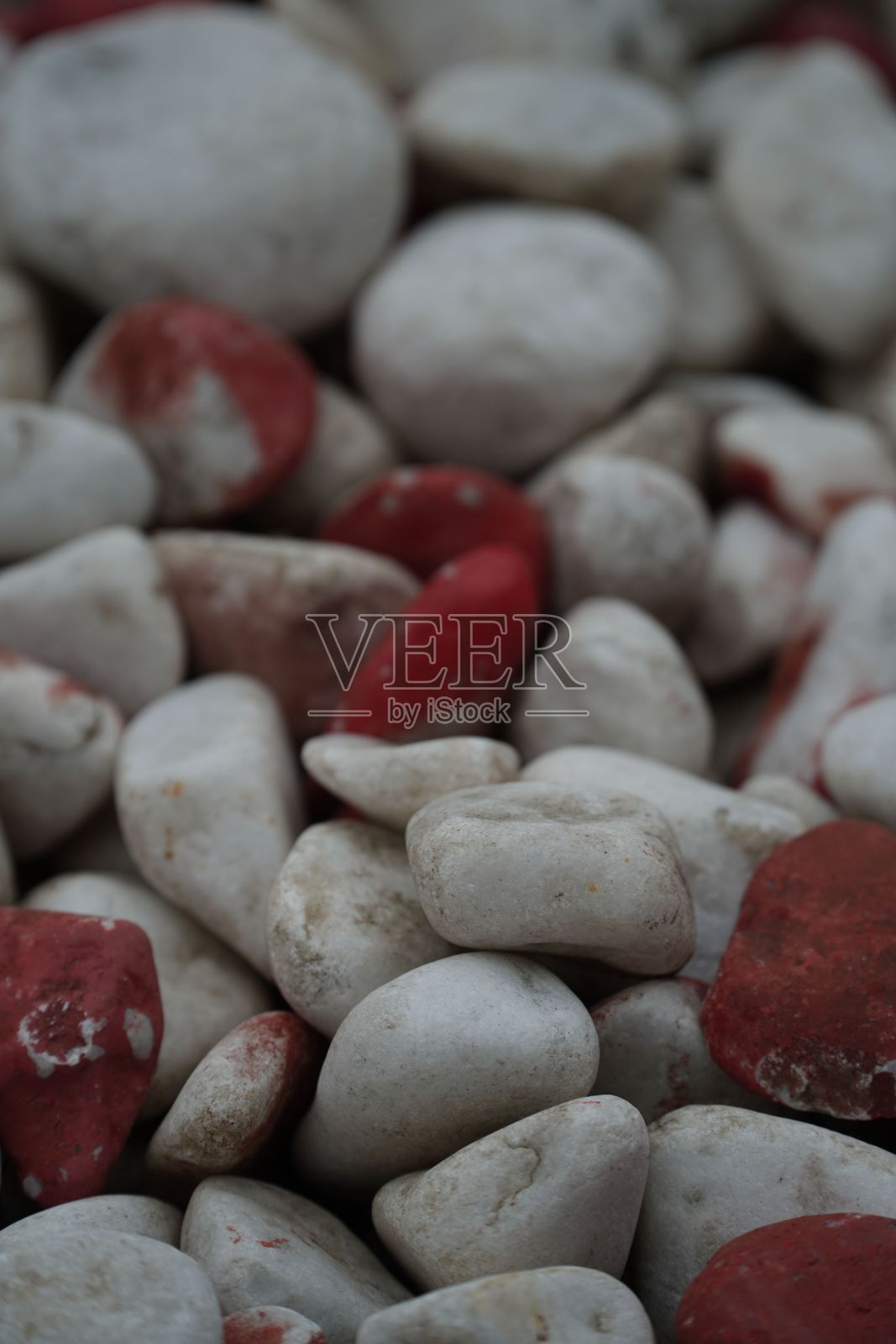 一堆白色和红色的岩石放在沙滩上照片摄影图片