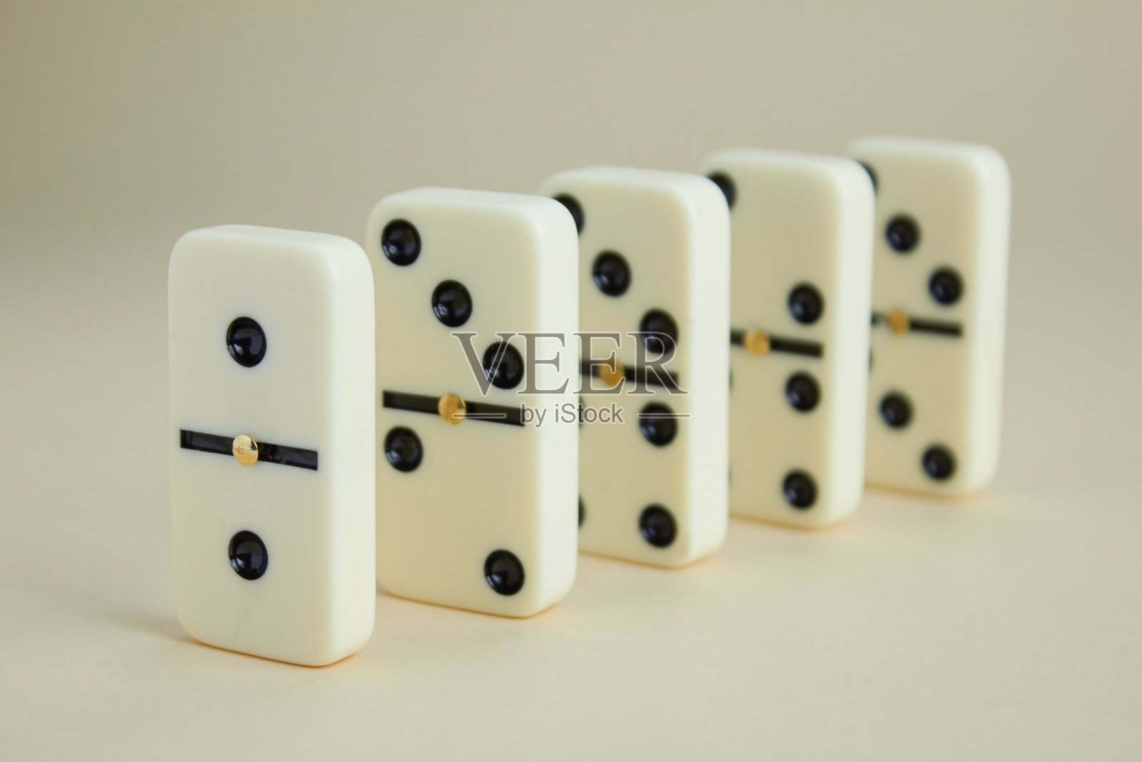 一排多米诺骨牌碎片照片摄影图片