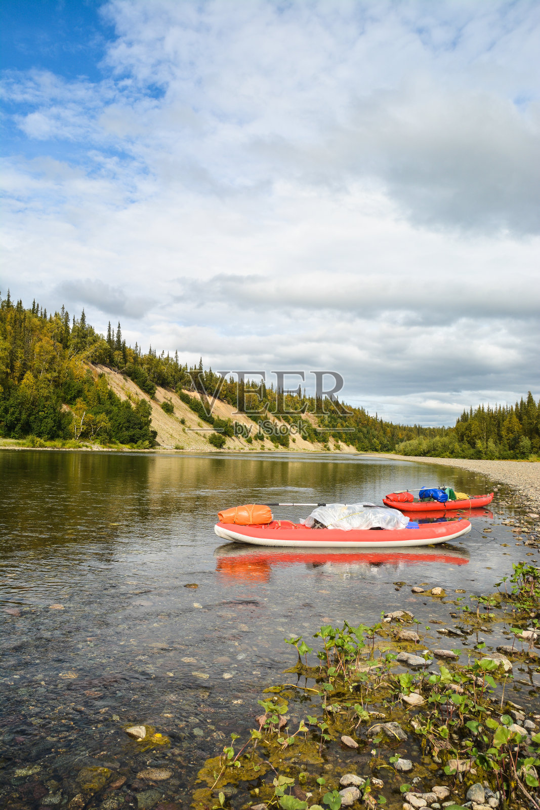 乘船沿河旅行。照片摄影图片