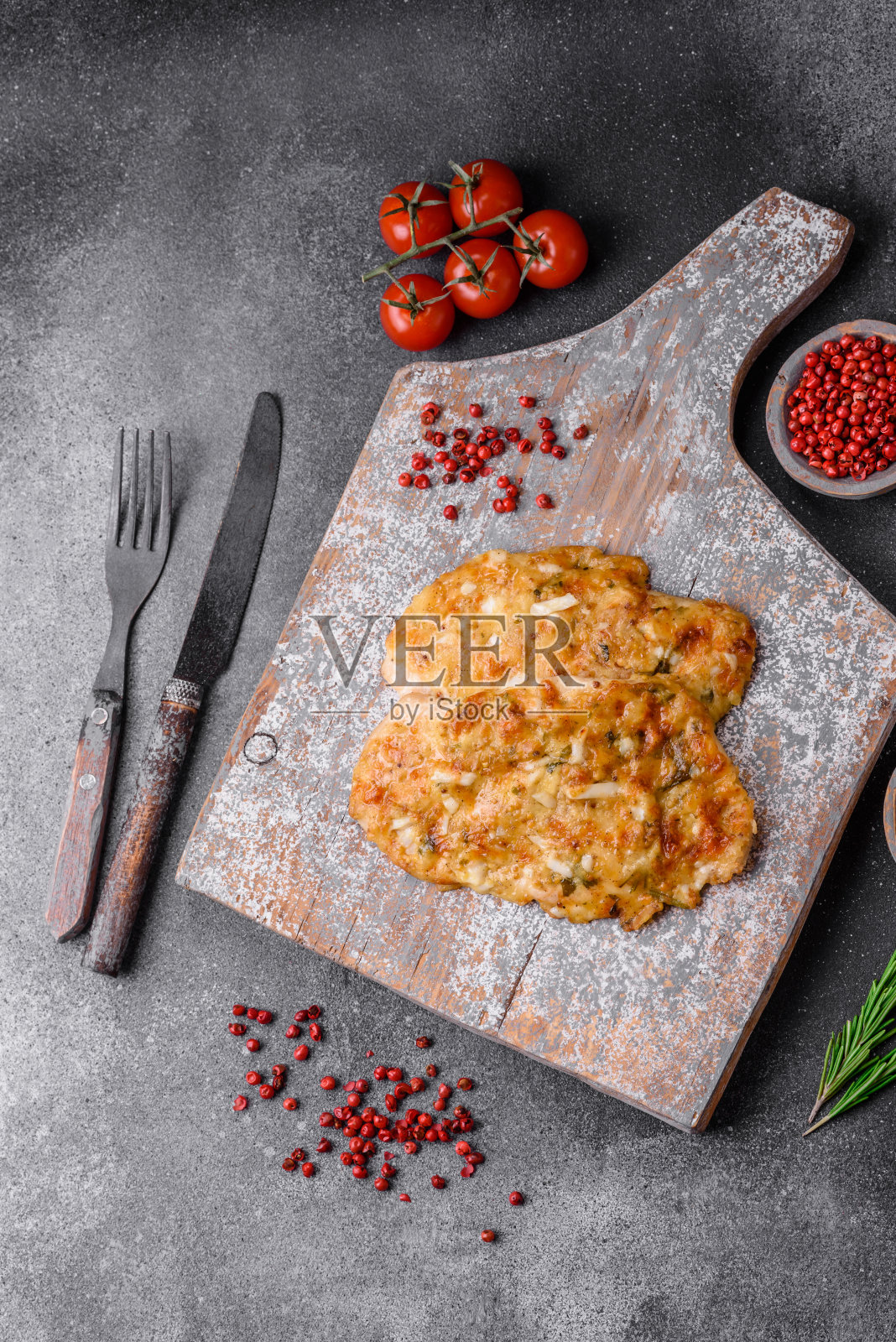 美味的炸鸡胸肉与芥末，盐，香料和奶酪的面糊照片摄影图片