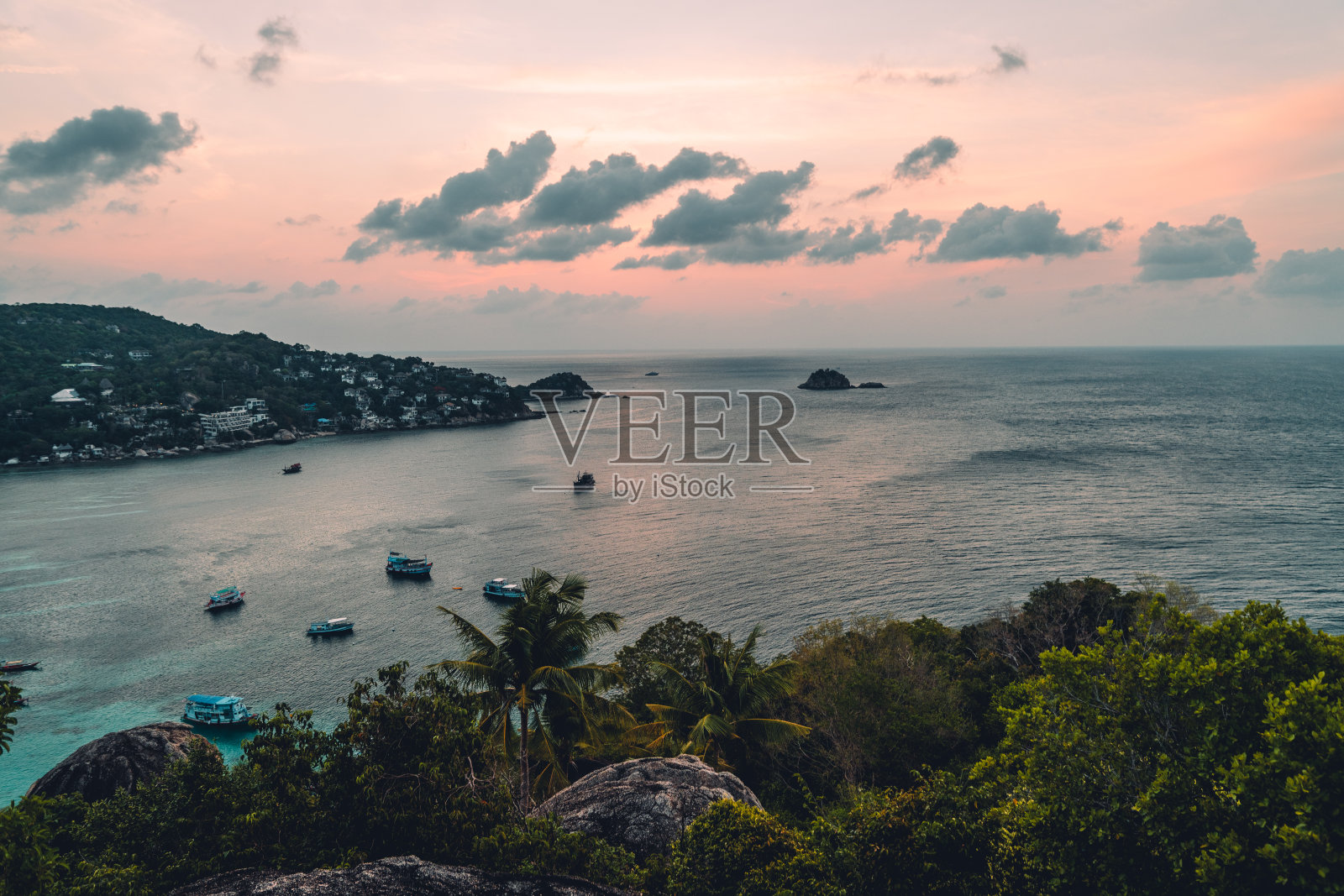 早晨，太阳在岛上升起。照片摄影图片