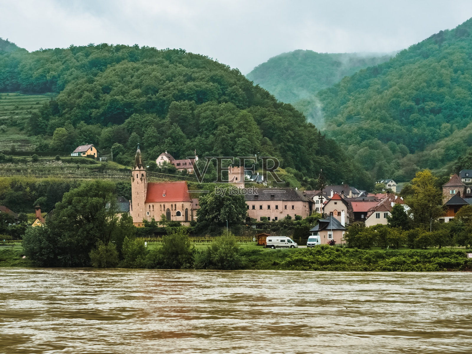 位于奥地利瓦豪河谷多瑙河岸边的奥地利小镇。山脚下有一个美丽的村庄照片摄影图片