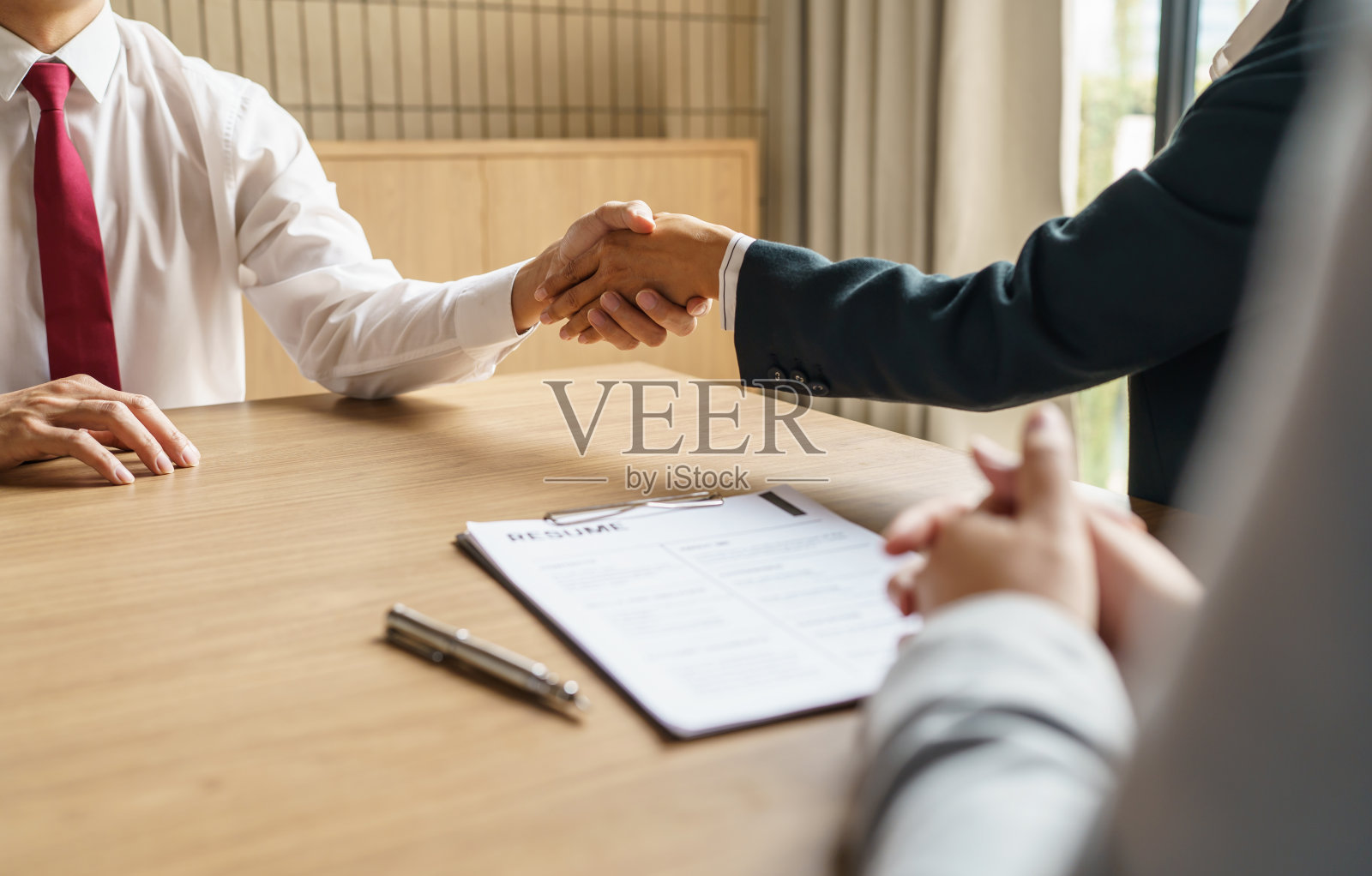 商人在面试中与成功的候选人握手。欢迎加入成功的合作。照片摄影图片