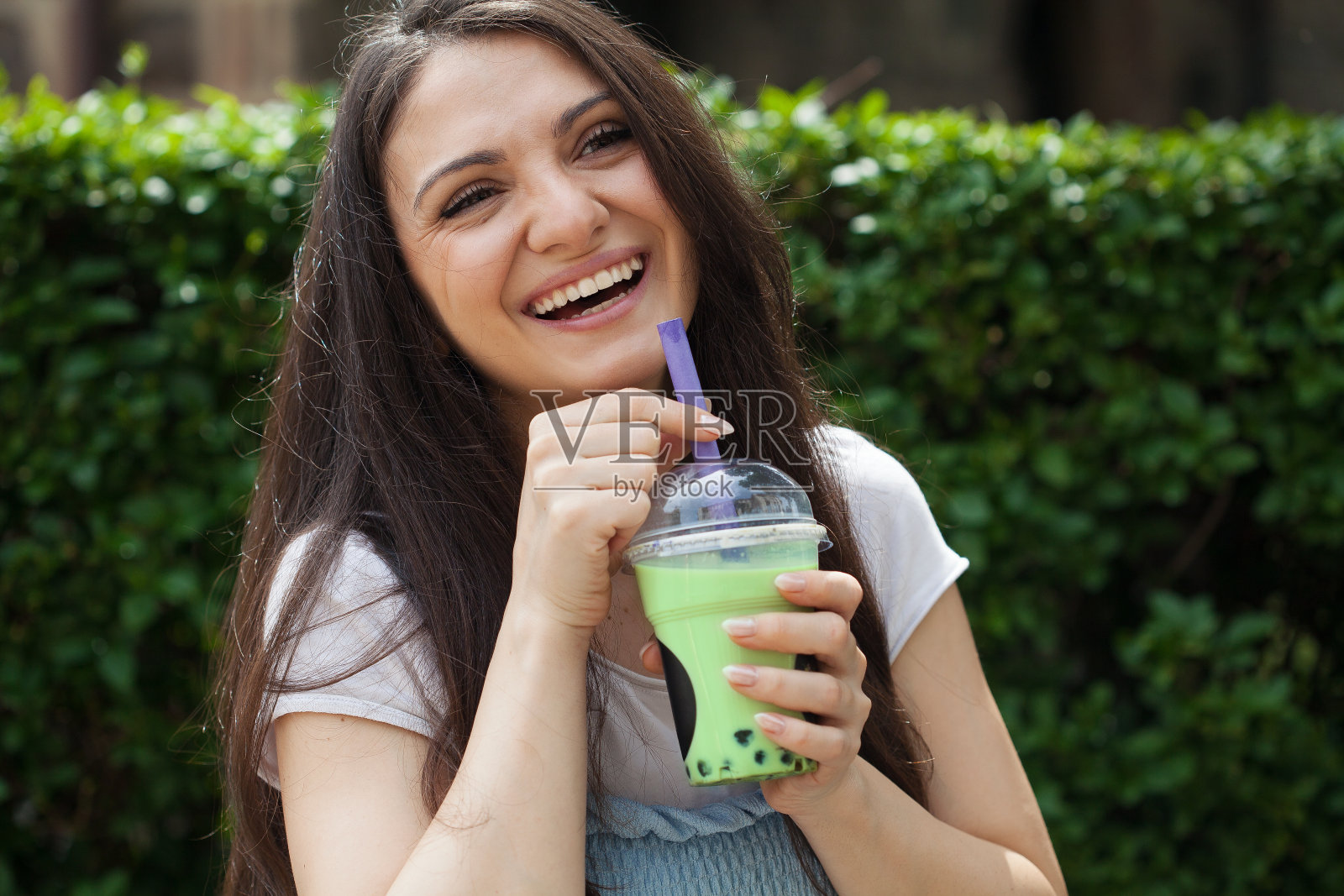 年轻女子喝着抹茶泡泡茶照片摄影图片