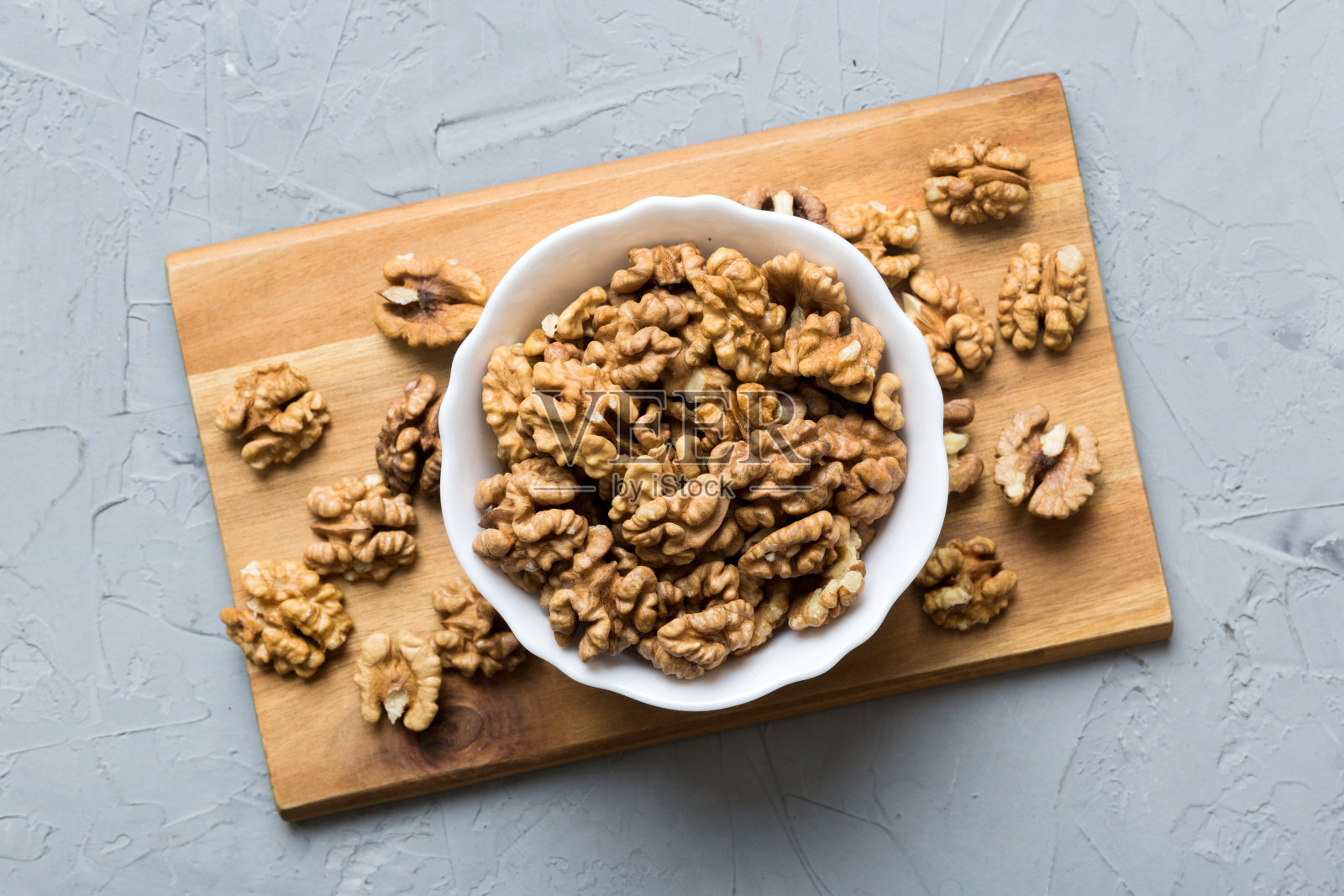 新鲜健康的核桃在碗在彩色的桌子背景。健康饮食bertholletia概念。超级食物照片摄影图片
