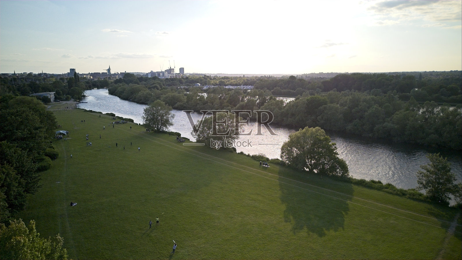 雷丁，英国——泰晤士河谷公园沿河的景色照片摄影图片