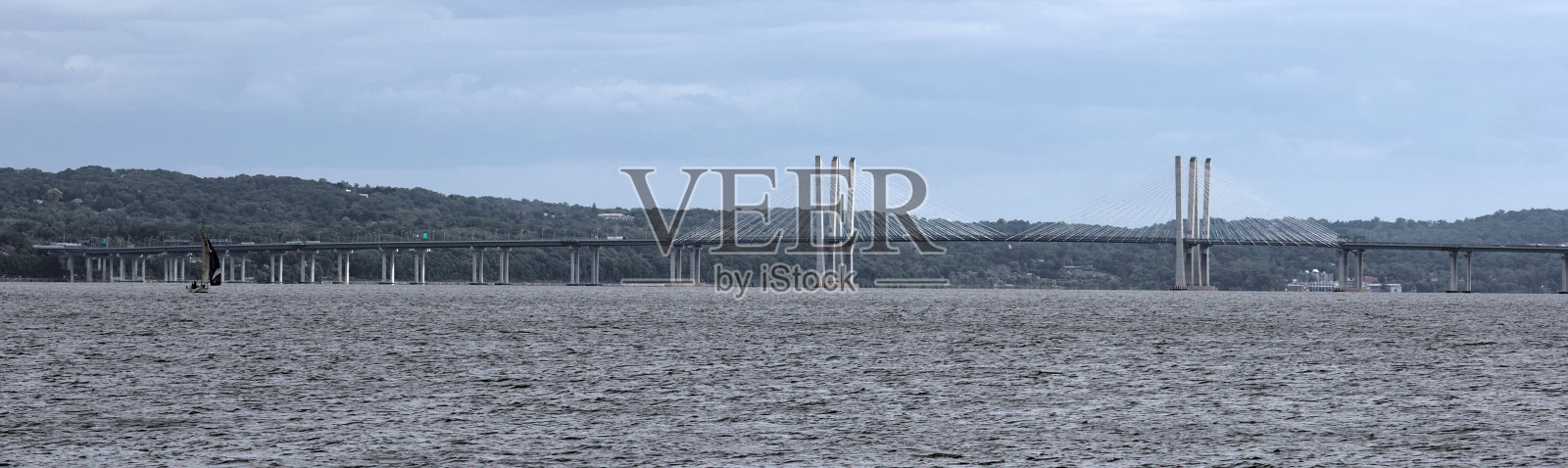 新塔潘西大桥(nyack至tarrytown)自行车，汽车，行人连接(马里奥库莫大桥)照片摄影图片