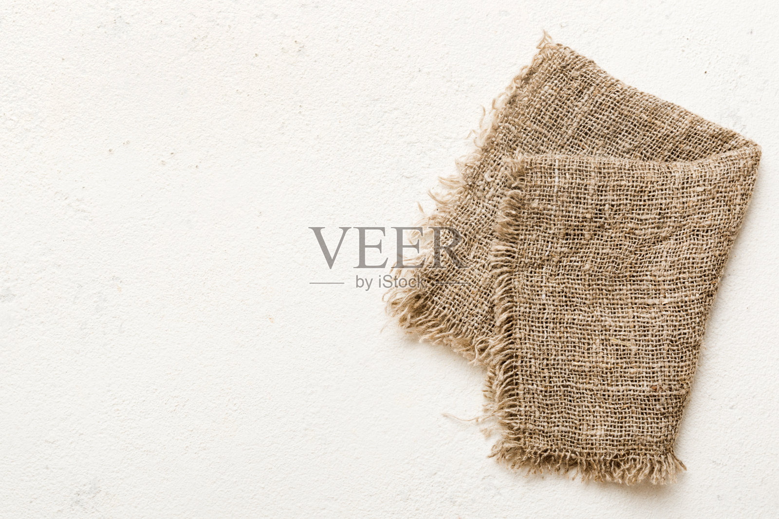 旧麻袋织物餐巾，餐桌背景麻袋布。带复制空间的俯视图照片摄影图片