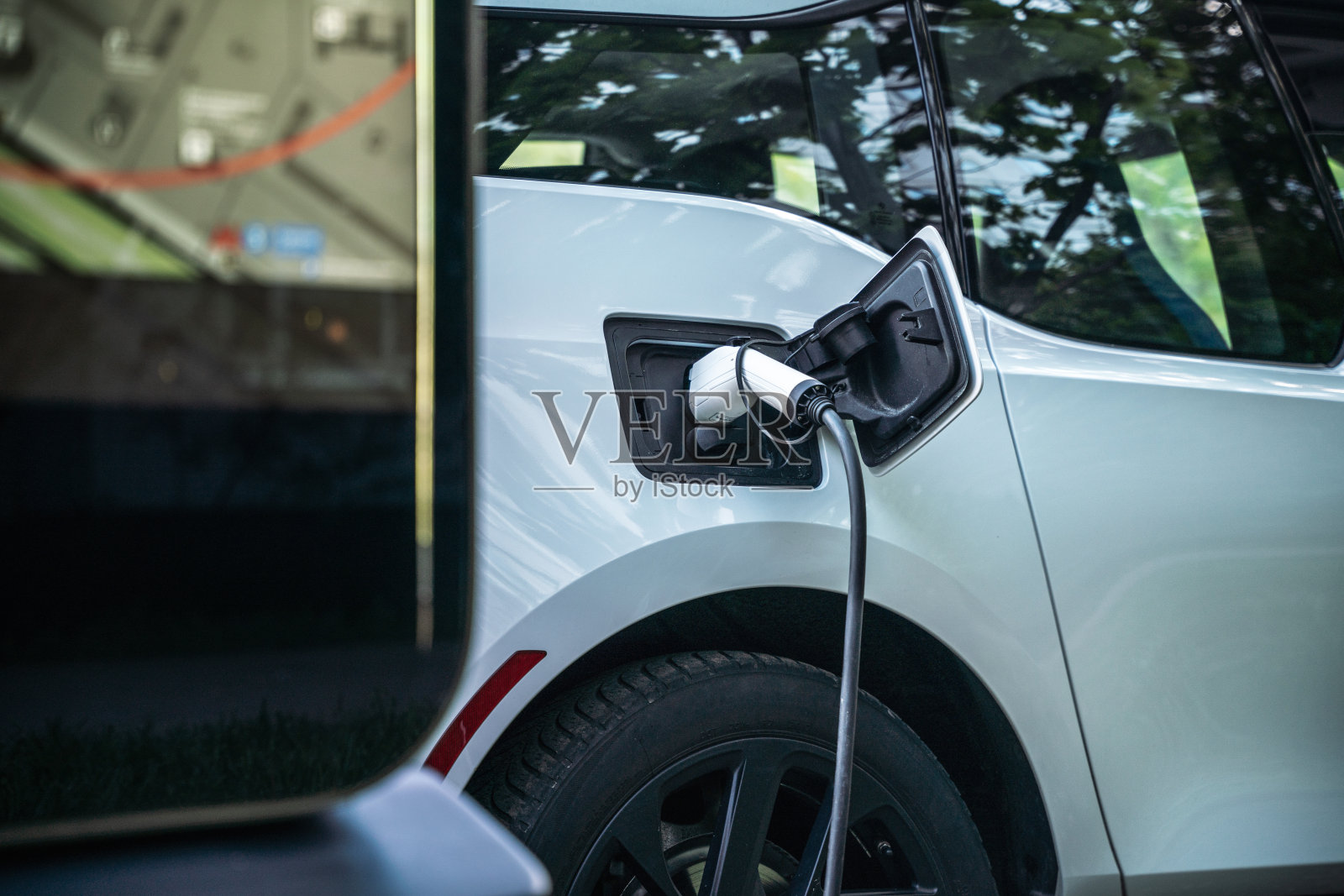 在电动汽车充电站充电的电动汽车照片摄影图片