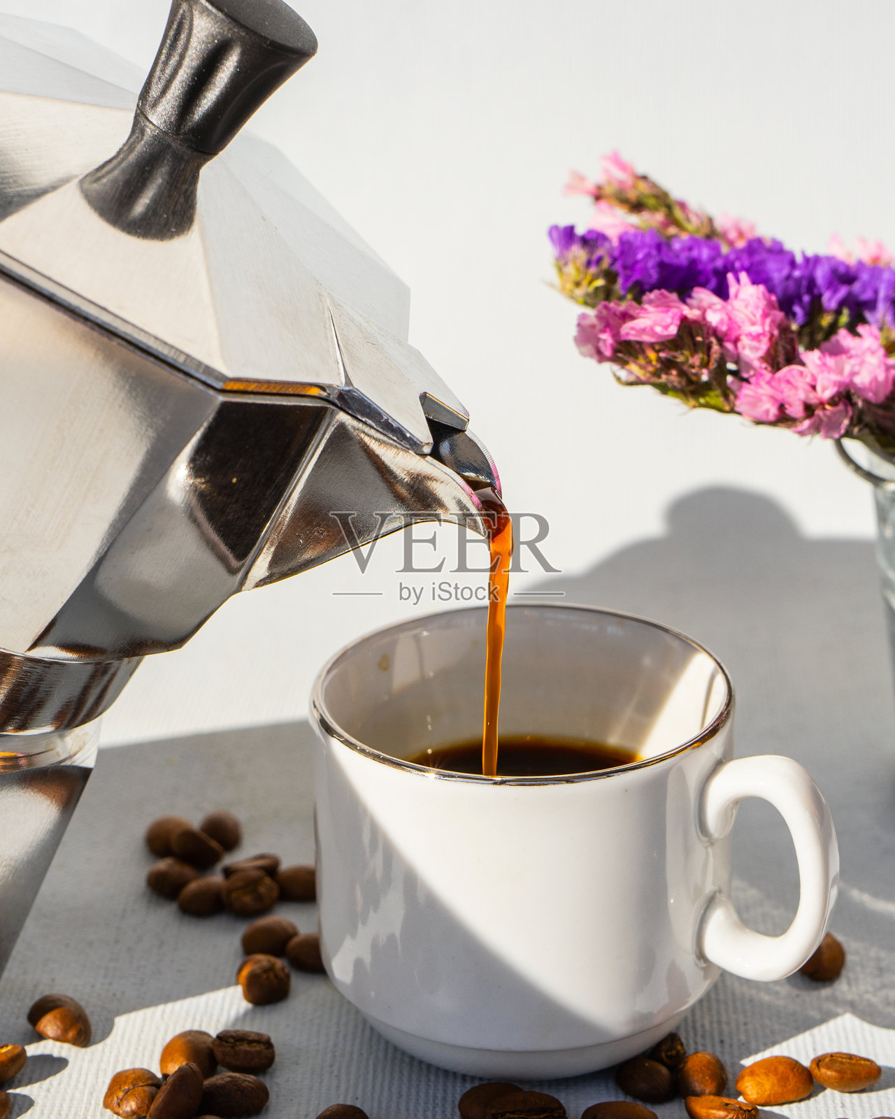 传统的咖啡机。间歇泉咖啡机。银色间歇泉咖啡机。厨房设备。芳香的咖啡。照片摄影图片